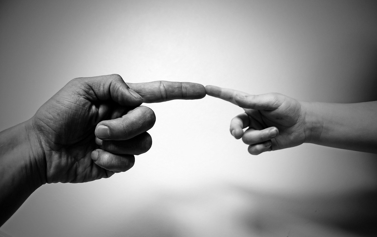 Deux personnes se tenant la main