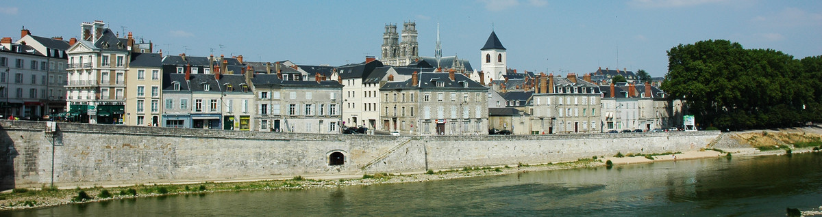 Deux personnes se tenant la main